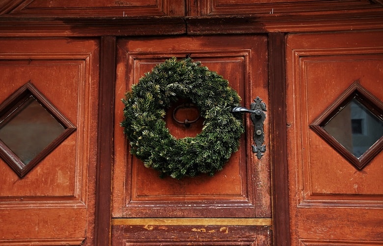 how to hang a wreath on a fiberglass door